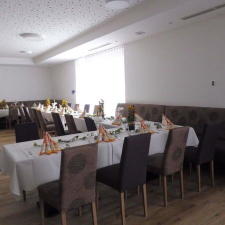 Festliche Tafel im Saal